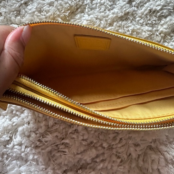 NWOT Coach Large Cornerzip Yellow Leather Wristlet - Picture 5 of 6